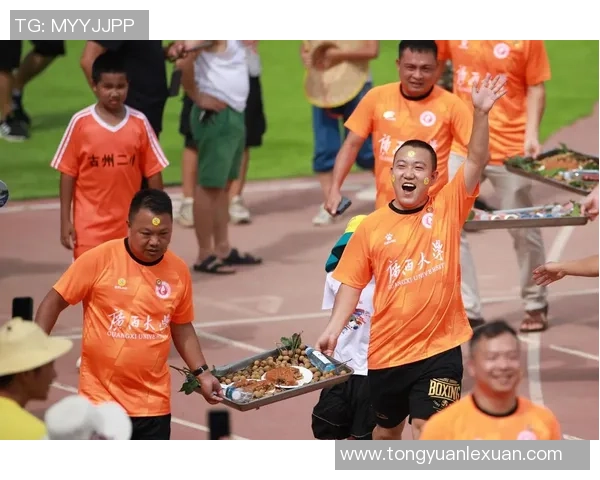 街头偶遇足球明星享受美食瞬间引发粉丝热议与欢呼